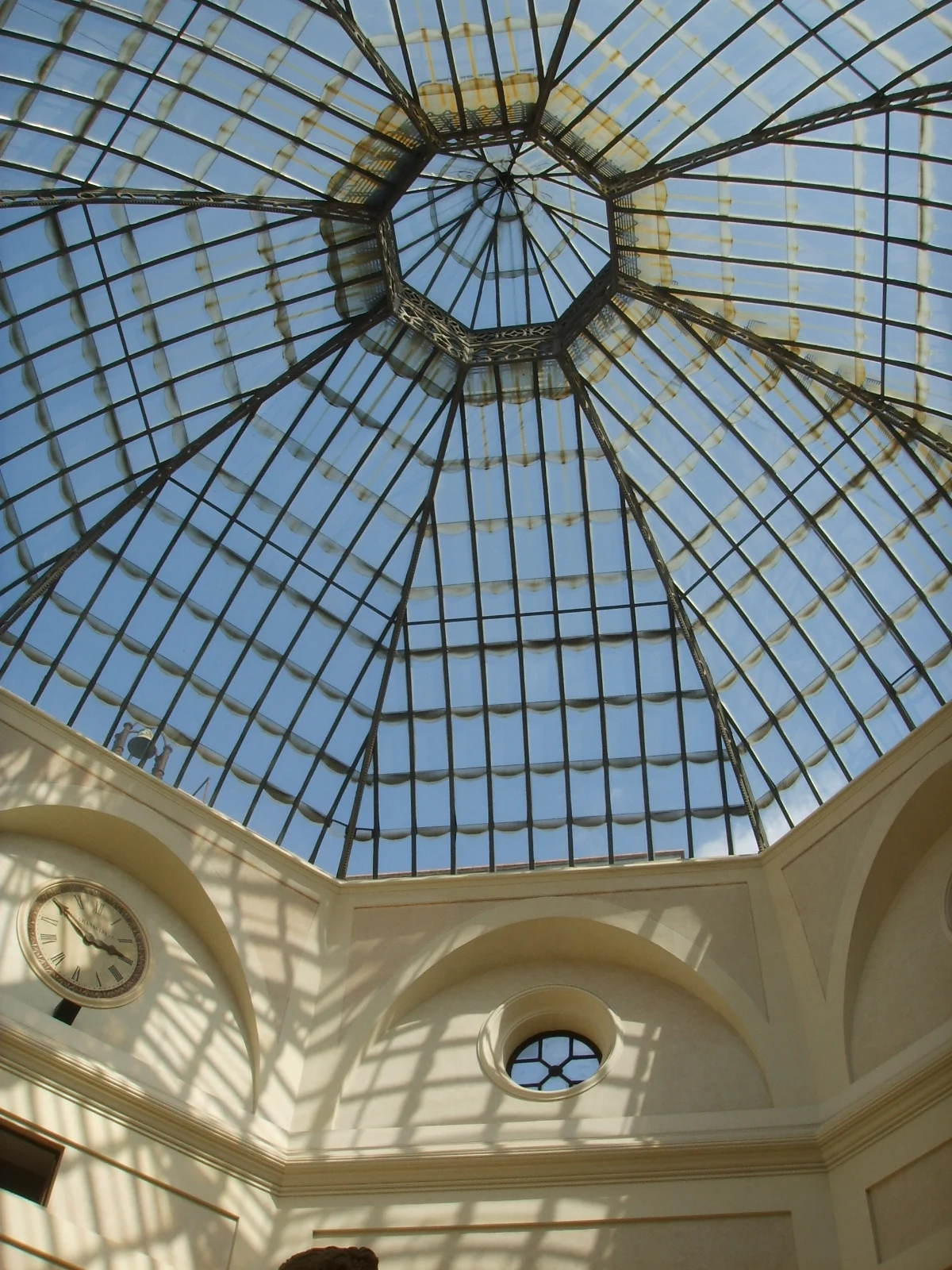 La cupola in ferro e vetro sopra le sculture della gipsoteca