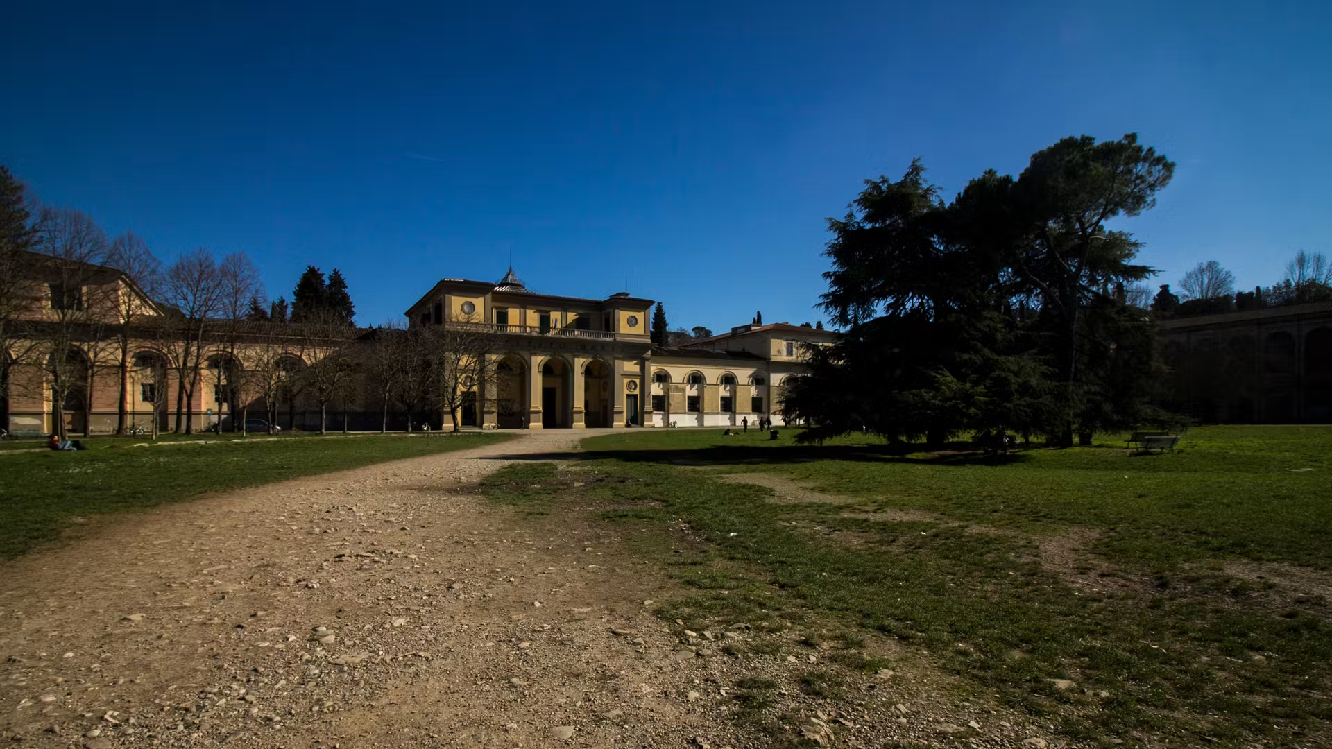 Il giardino e la facciata del Liceo Artistico di Porta Romana