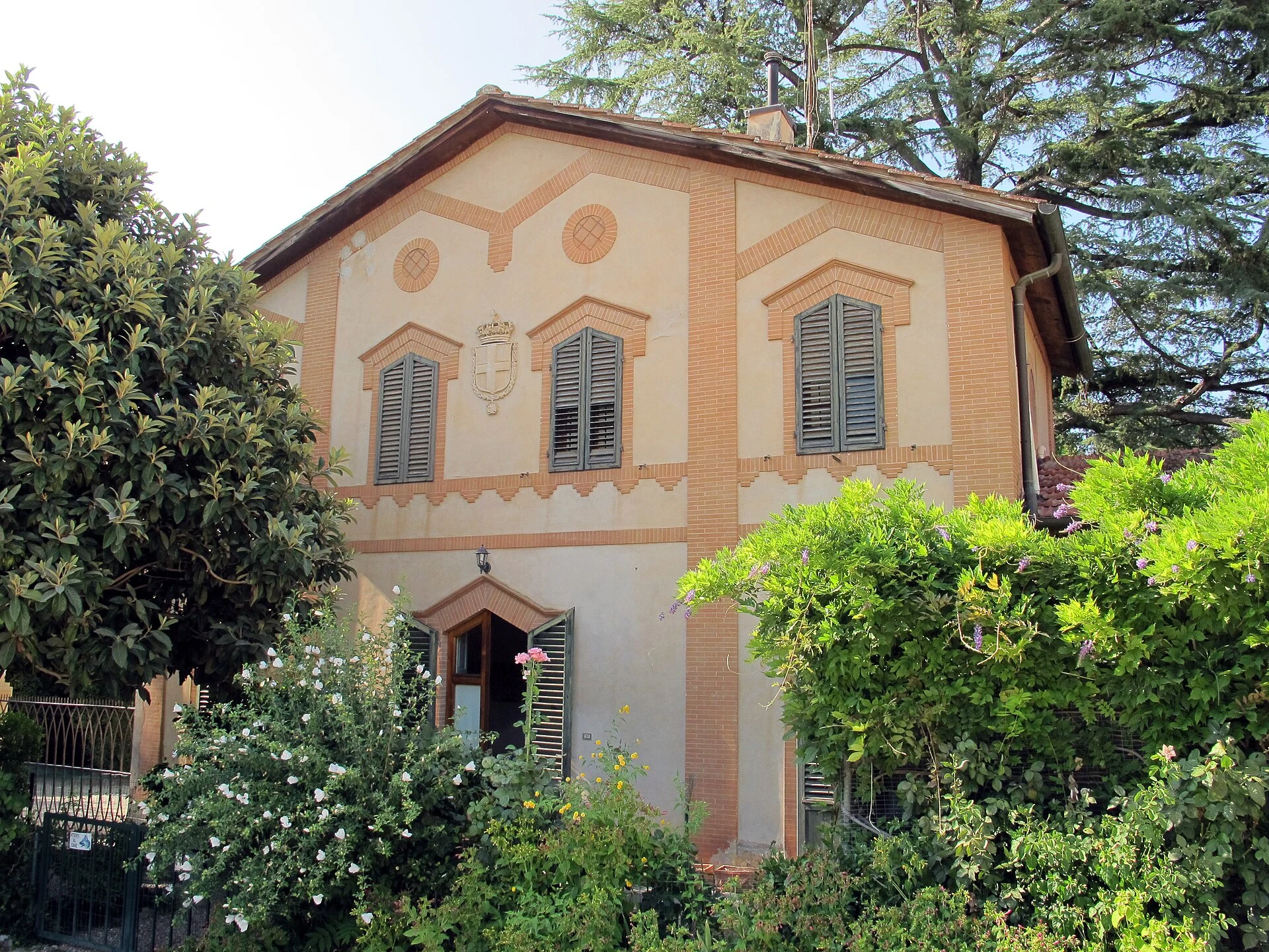 L’edificio delle ex Scuderie Reali nel giardino di Porta Romana